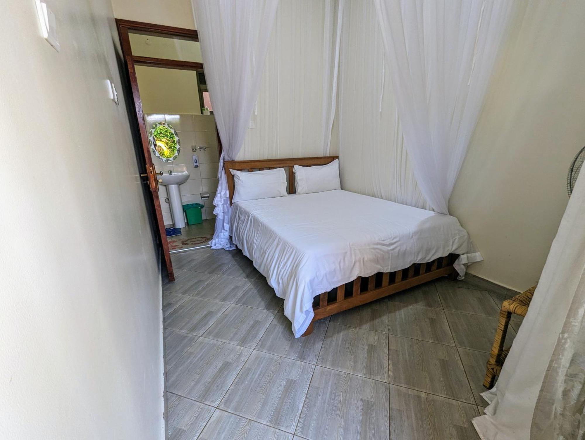 Oslo Gardens Bed & Breakfast Entebbe Eksteriør billede